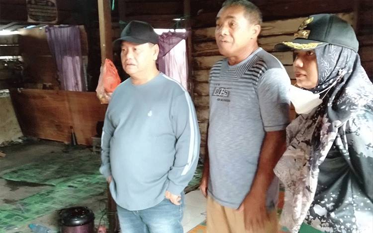 Bupati Kotim Kunjungi Rumah Warga Penerima Bantuan