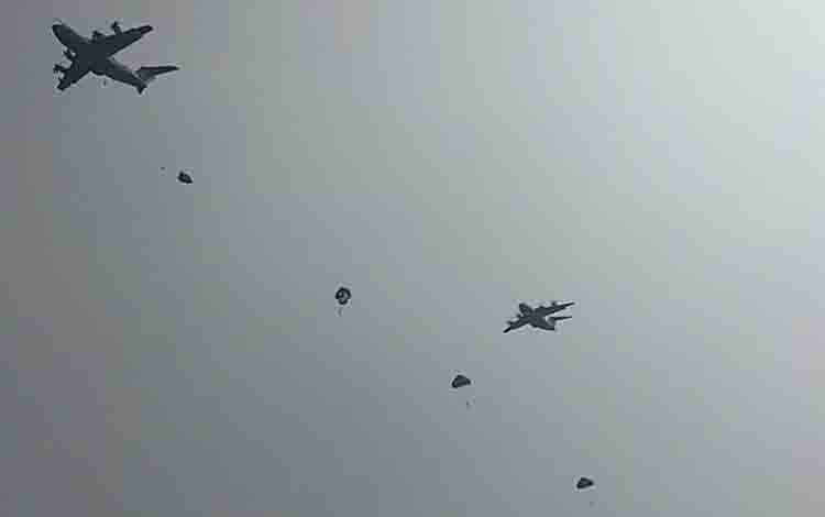 Prajurit TNI AU Lakukan Uji Coba Terjun Payung dari Pesawat A400M