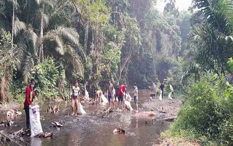 Kemarau Panjang, Warga Delang Gotong Royong Bersihkan Sungai