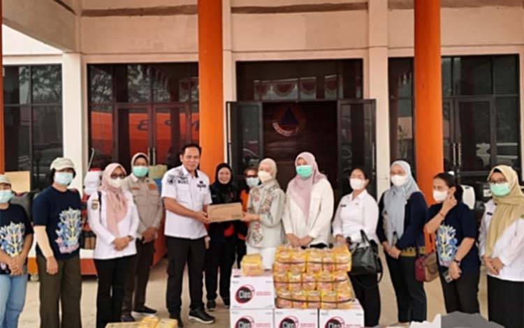 Bunda PAUD Palangka Raya Serahkan Bantuan Logistik untuk Relawan Karhutla