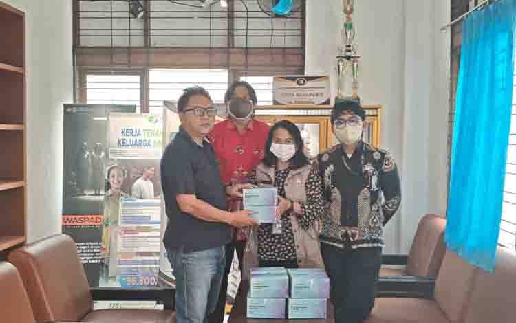 Kelurahan Panarung Terima 500 Masker dari Bimas Budha Kanwil Kemenag Kalteng