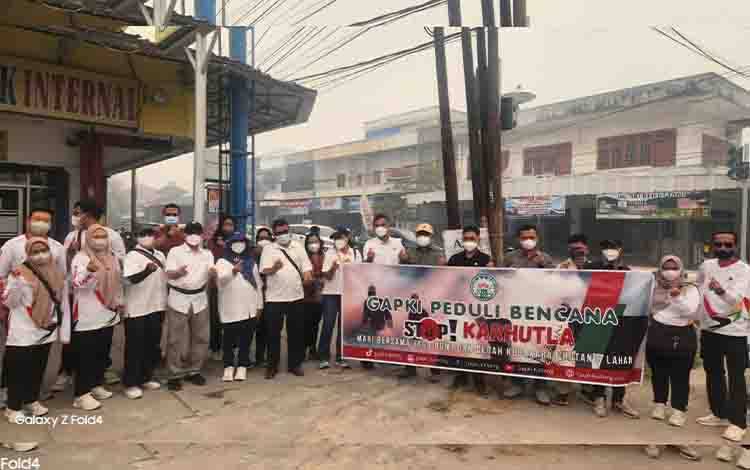GAPKI Kalteng Peduli Bencana Karhutla, Bagikan 1.000 Paket Bantuan untuk Masyarakat Kotim