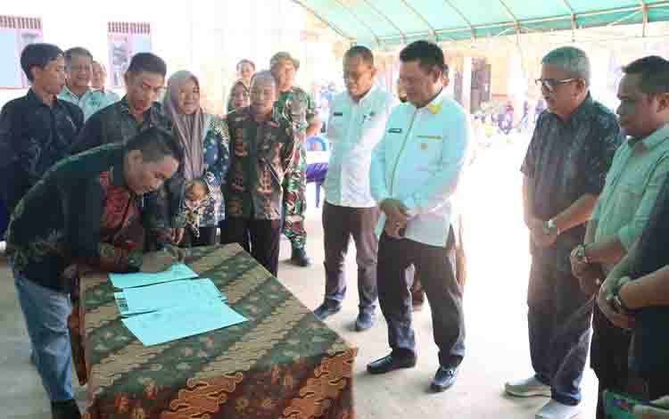 Bupati Seruyan Saksikan Penandatanganan MoU Plasma dan Penyerahan Dana Talangan di Desa Lanpasa