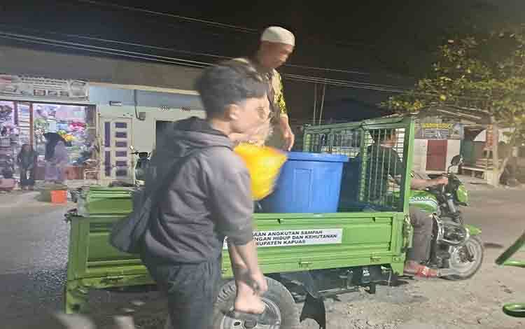 Warga Gang Damai Kuala Kapuas Bagikan Air Bersih Gratis di Tengah Krisis Air Kuala Kapuas