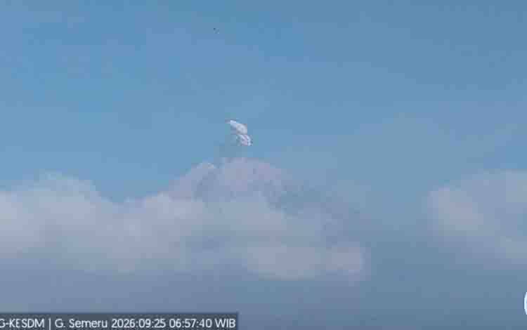 Semeru Dua Kali Erupsi dengan Tinggi Letusan 700 Meter di Atas Puncak