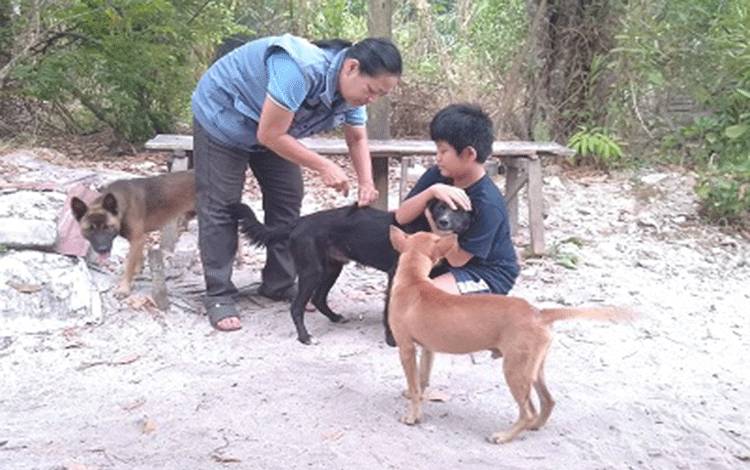 Meski Kabut Asap, Vaksinator Rabies Tetap Laksanakan Tugas