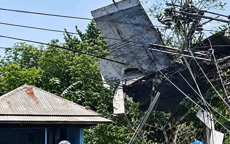 Hujan Deras Disertai Pohon Tumbang dan Tiang Listrik Miring di Banjar