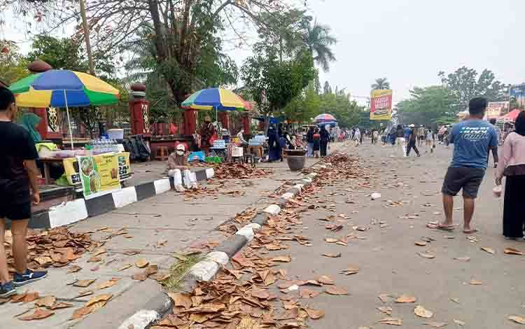 Sampah Berserakan di CFD Taman Kota Sampit