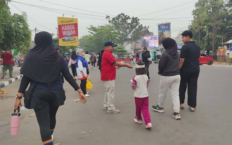 1.000 Masker Dibagikan kepada Warga CFD Sampit di Tengah Kabut Asap