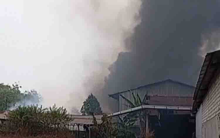 Karhutla di Pandahan Liang Anggang Diduga Mengenai Gunungan Sampah Gudang, Asap Berubah Hitam Pekat