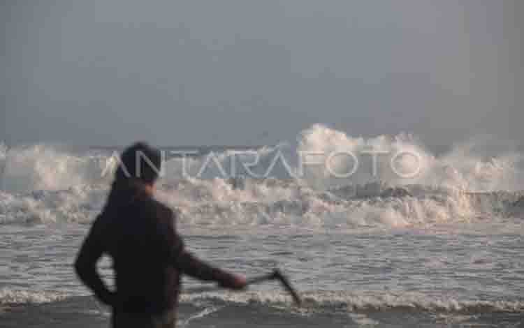 BMKG Imbau Wisatawan Waspadai Gelombang Tinggi Pantai Selatan DIY