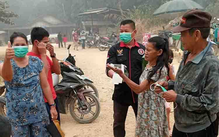 Fordayak Barito Timur Bagikan Masker ke Warga Paku dan Patangkep Tutui
