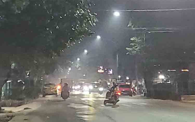 Jalan Kapten Mulyono Sampit Mulai Diterangi PJU