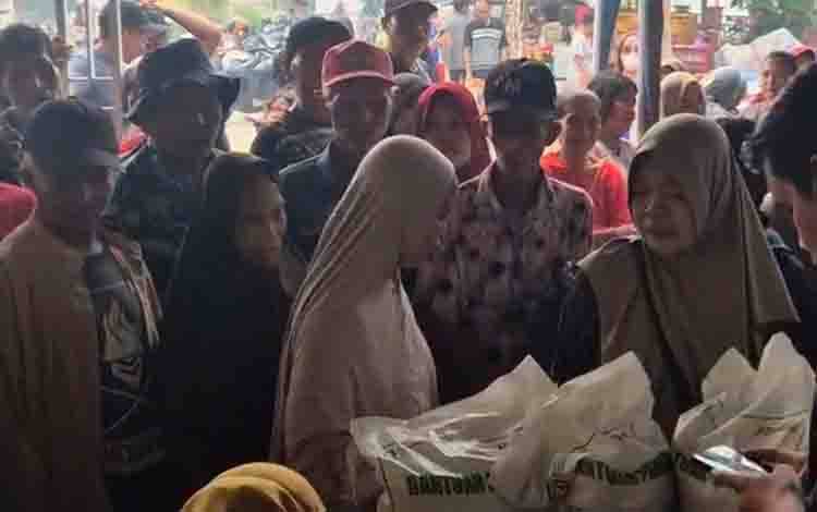476 Warga Pulang Pisau Terima 14,28 Ton Beras Bantuan Pangan