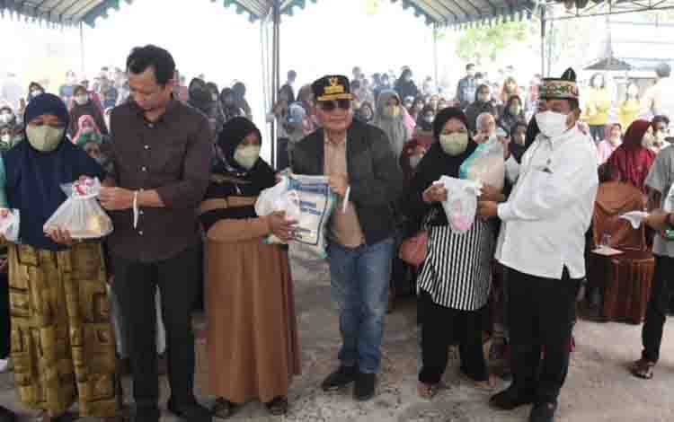 Gubernur Kalteng Salurkan Bantuan bagi Warga Terdampak Karhutla dan Kekeringan di Kapuas