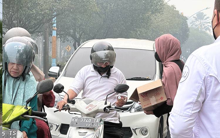 300 Paket Kesehatan Dibagikan kepada Pengguna Jalan di Palangka Raya