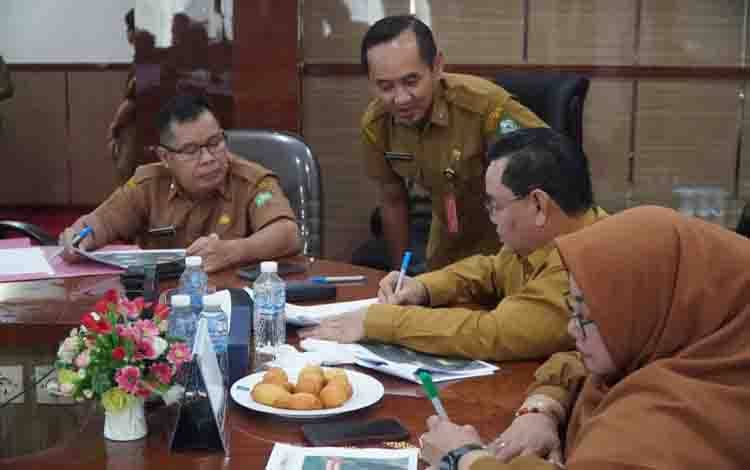 Pemkab Kotim Cari Solusi Perbaiki Jalan Mentaya Seberang 1