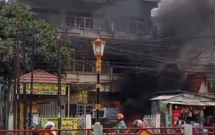 Mobil Terbakar di Depan Ruko Jalan Veteran Banjarmasin