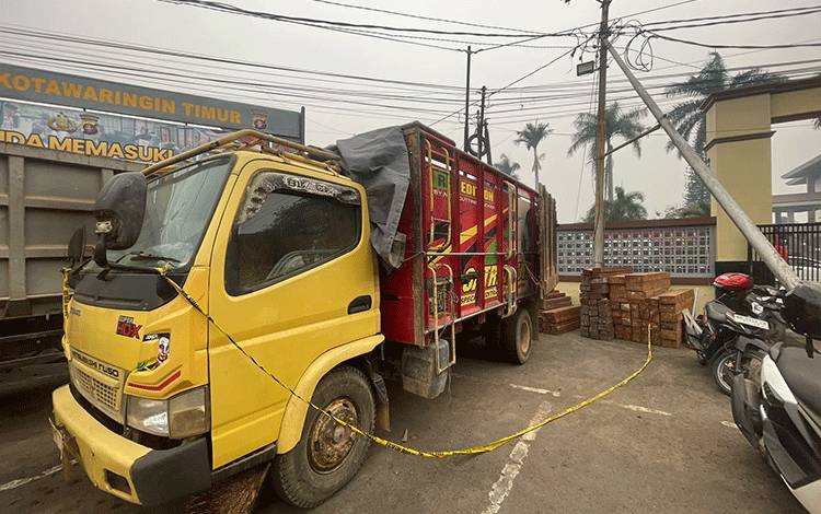 Polisi Tangkap Pembawa Ratusan Kayu Ulin dan Benuas di Sampit
