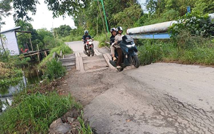 Pemkab Kotim Gelontorkan Rp1,6 Miliar Ganti Jembatan Kayu Jalan Walter Condrad