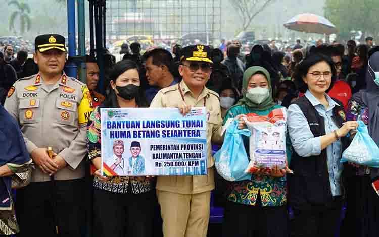Gubernur Agustiar Keliling Salurkan Salurkan Bantuan Pangan
