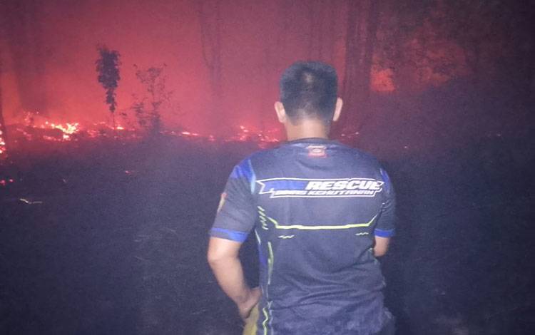 Tim Dalkarhutla Dishut Kalteng Padamkan Karhutla di Pulang Pisau