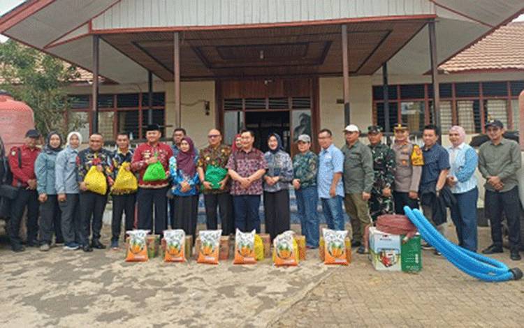 Bupati Kotim Berikan Bantuan untuk Masyarakat Peduli Api