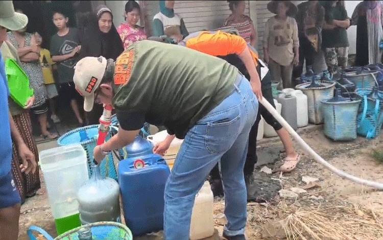 Ketersediaan Air Bersih Terganggu, Warga Kapuas Hilir Dapat Distribusi Air