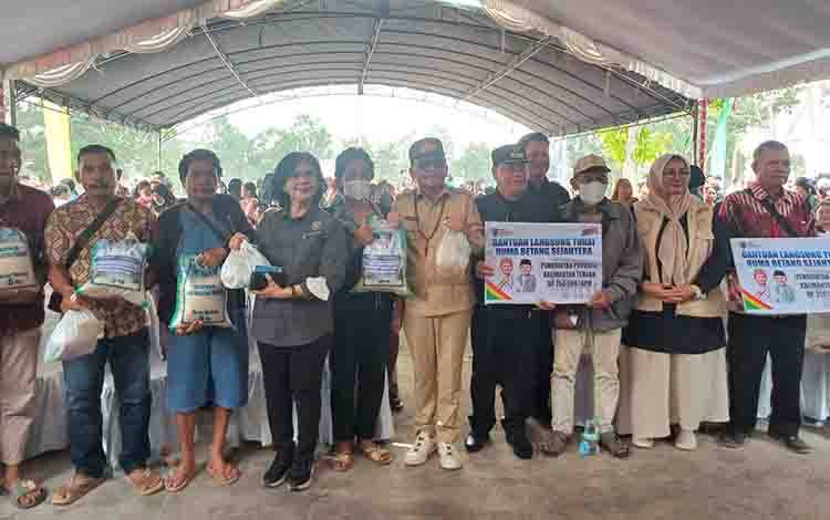 Gubernur Kalteng Salurkan 1.500 Bantuan Pangan untuk Masyarakat Terdampak Karhutla di Telawang Kotim