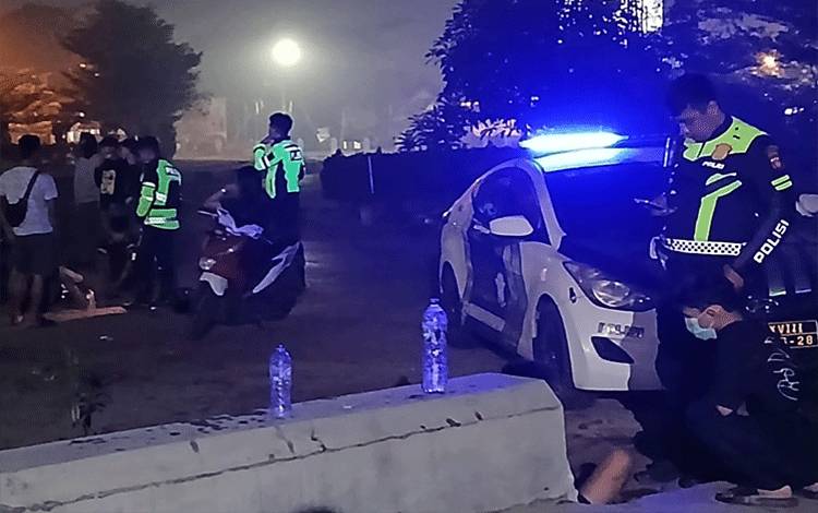 Panik Lihat Polisi Patroli, Pemotor Bonceng Tiga di Palangka Raya Terjatuh