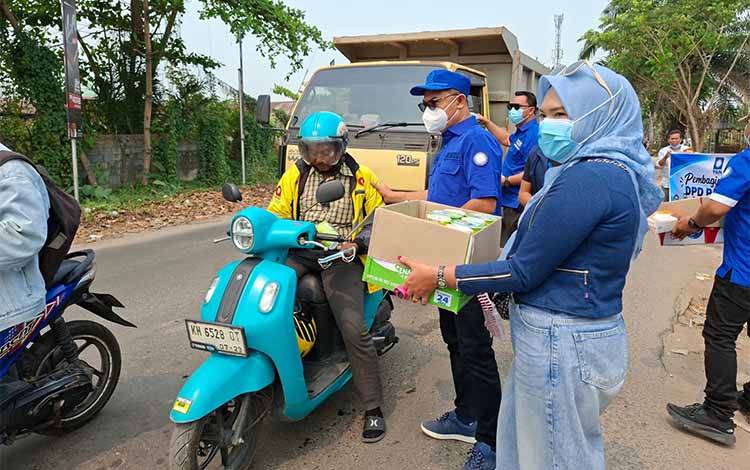 Di Tengah Kabut Asap Sampit, Ribuan Masker Dibagikan-Relawan Dapat Logistik