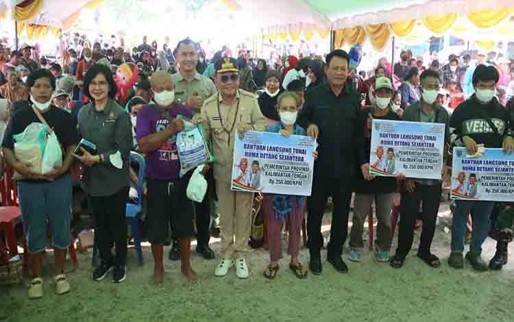 Gubernur Kalteng Salurkan Bantuan untuk Warga di Tiga Kecamatan Kabupaten Seruyan