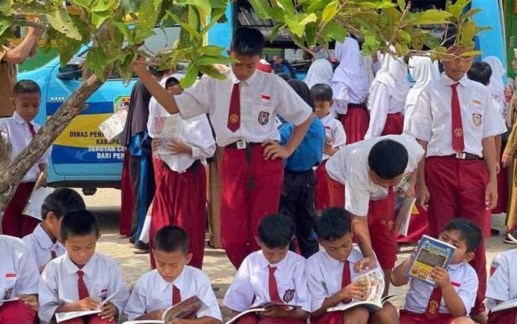 Ketika Mobil Penuh Buku Datang ke SDN 1 Sungai Undang, Pelajar Berebut Memilih Bacaan