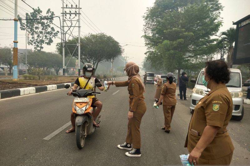 Di Tengah Asap Palangka Raya, 1.000 Warga Dapat Masker dan Suplemen Kesehatan