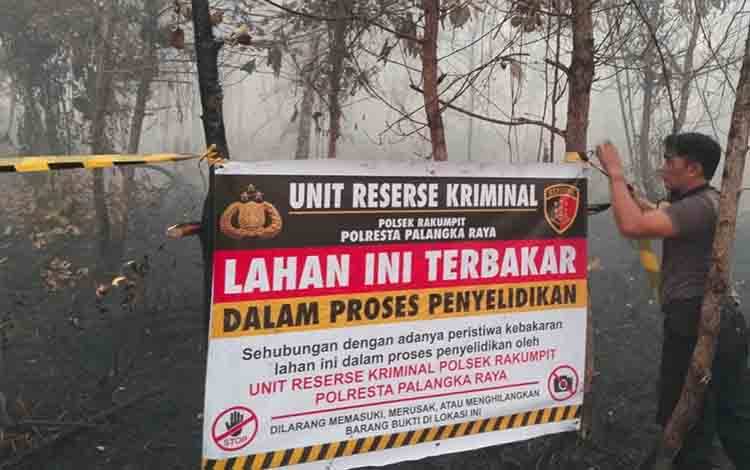Polsek Rakumpit Pasang Police Line di Titik Awal Kebakaran di Mungku Baru