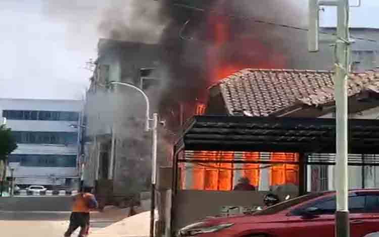 Bangunan dalam Pembangunan Terbakar di Samping Kampus STIMIK Banjarbaru