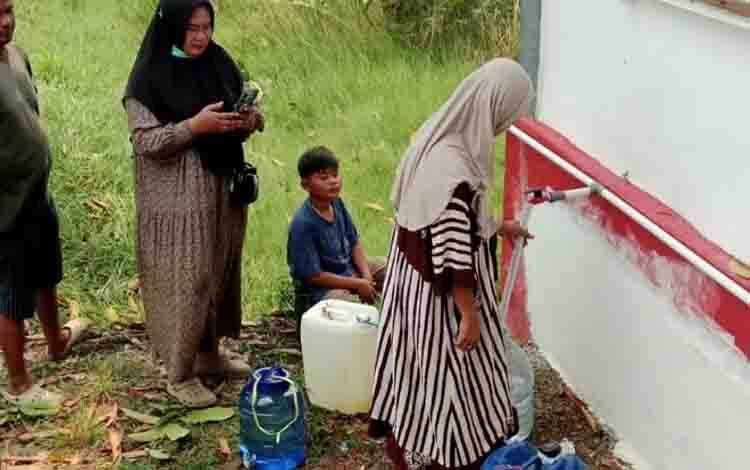 Warga Bataguh Andalkan Sumur Bor Kantor Kecamatan saat Kemarau Panjang