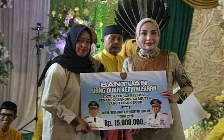 Pemprov Kalteng Salurkan Bantuan Duka Dua Relawan Karhutla