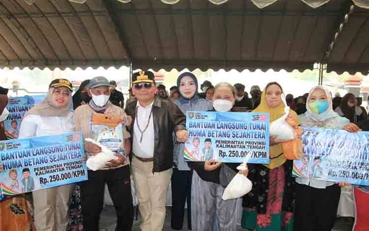 Gubernur Kalteng Salurkan 1.000 Paket Bantuan Pangan untuk Warga Kumai