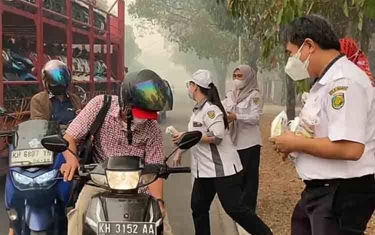 Pemko Palangka Raya Bagikan 5.000 Masker dan Suplemen Susu Gratis di Tengah Kabut Asap
