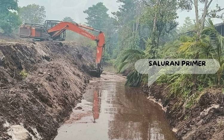 Dinas PUPR Palangka Raya Lakukan Pemeliharaan Saluran Primer di Habaring Hurung dan Kalampangan