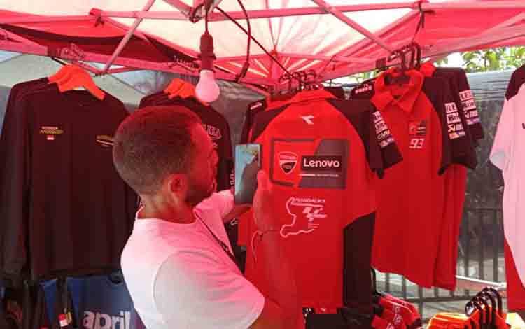 Penonton Mulai Berburu Merchandise MotoGP Indonesia 2026