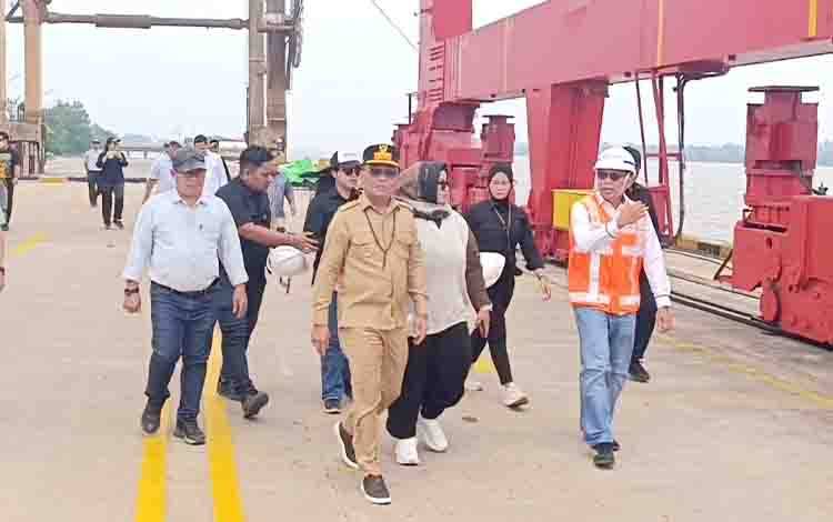 Gubernur Kalteng Pastikan Distribusi Barang Pelabuhan Bagendang Lancar di Tengah Karhutla