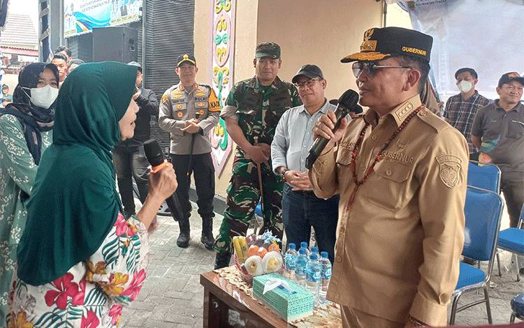Gubernur Kalteng Salurkan Bantuan Pangan dan Kartu Huma Betang untuk Warga Mentawa Baru Ketapang