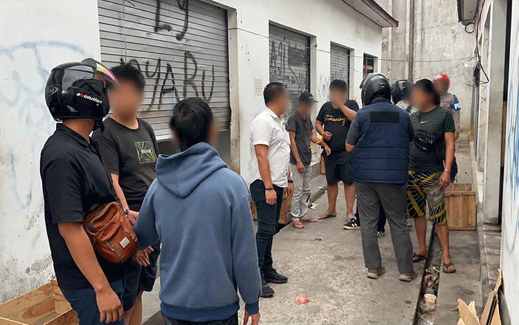 Penggrebekan di Belakang Eks Golden Sampit, 31 Orang Diduga Terlibat Peredaran Narkoba dan 12 Orang Positif