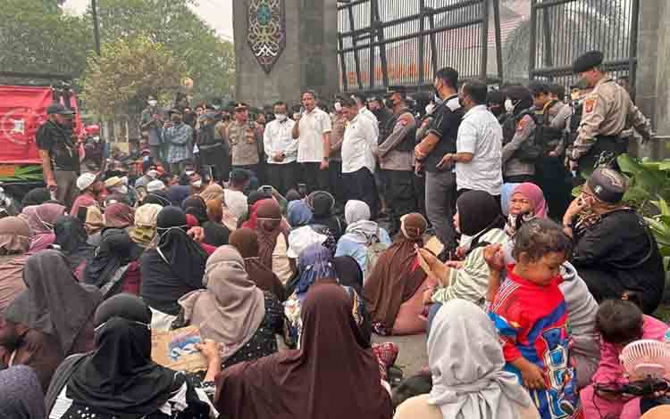 Ratusan Warga Seruyan Datangi Polda Kalteng Pertanyakan Penetapan Tersangka Ketua Koperasi Sembuluh 2