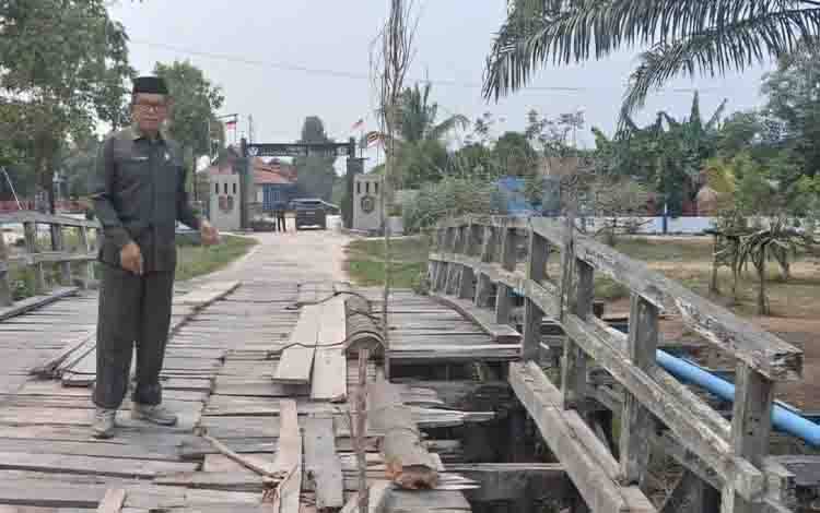 Jembatan Menuju SMAN 1 Samuda Rusak Parah, DPRD Kotim Dorong Pembangunan Permanen