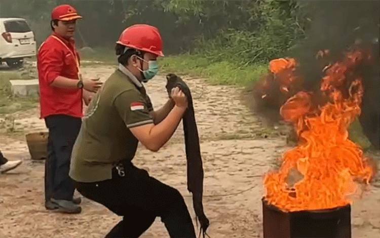 Disdamkarmat Palangka Raya Berikan Pelatihan Pemadam Api Ringan kepada Pegawai Laboratorium Kesehatan