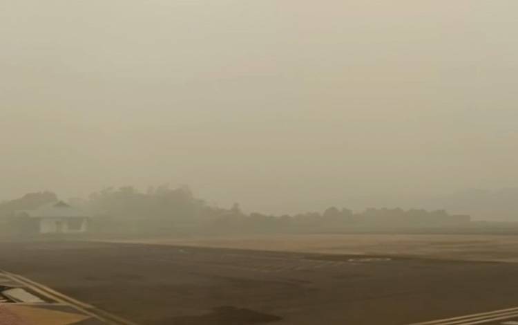 Nyaris Sebulan Bandara H Asan Sampit Lumpuh Total Akibat Kabut Asap