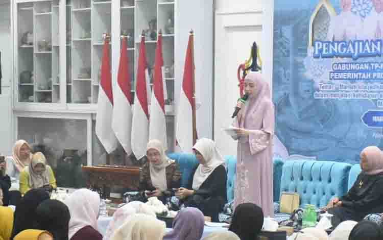 Aisyah Thisia Ajak Muslimah Kalteng Berdoa Kabut Asap Segera Berakhir